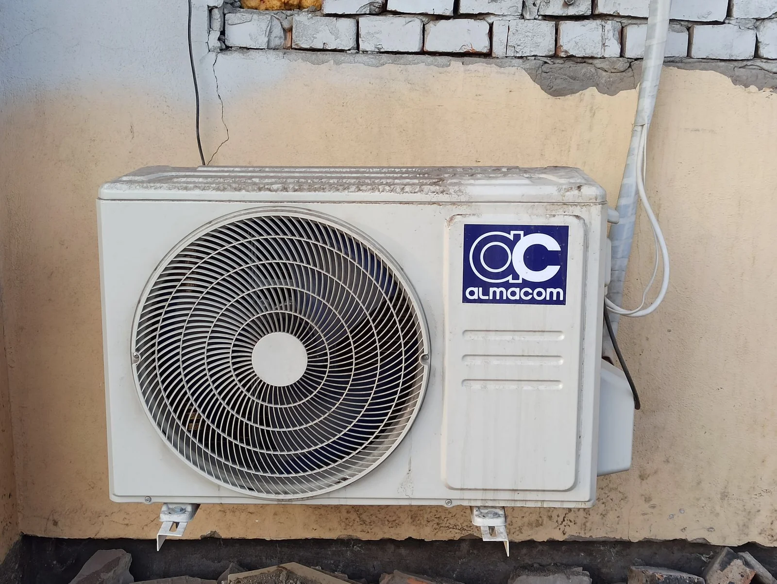 Frost visible on a refrigerant line outside an AC unit